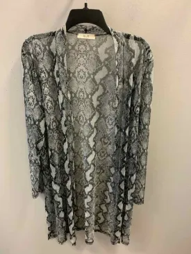 JADE & JANE Tops Size M Gray SNAKE PRINT LONG SLEEVES TOP